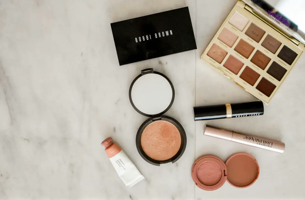 Comment couper automatiquement des séquences vidéo de démonstration de produits de beauté avec plusieurs prises grâce à l'IA : Utiliser VibeEdit par VIDIO